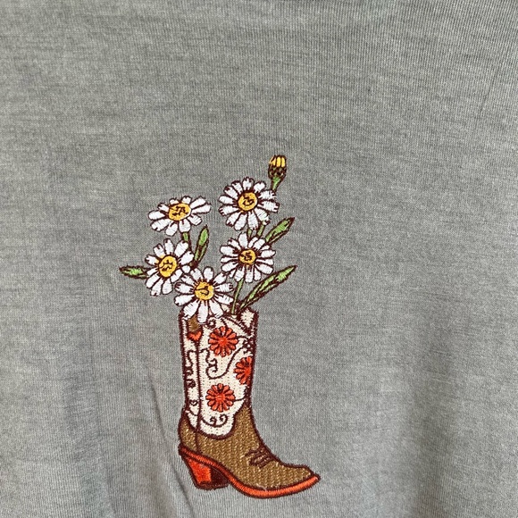 Tshirt with embroidery - Picture 2 of 3